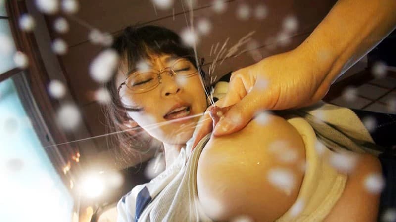 【母乳エロ画像】扱い次第でイヤらしさが感じられる巨乳ママの母乳噴射！