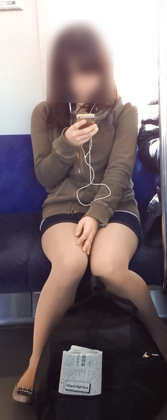 【美脚エロ画像】目的の駅に着くまで暇させない電車内の美脚チェック！