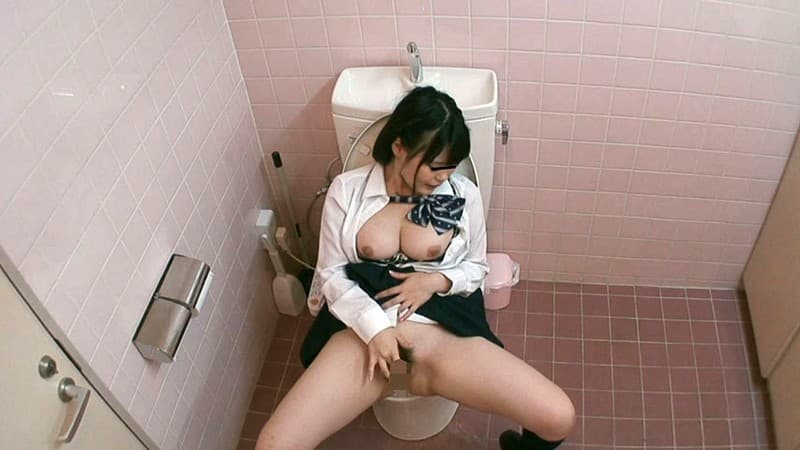 【盗撮エロ画像】お潮は便器に出しましょうよ…トイレでオナる女の子！