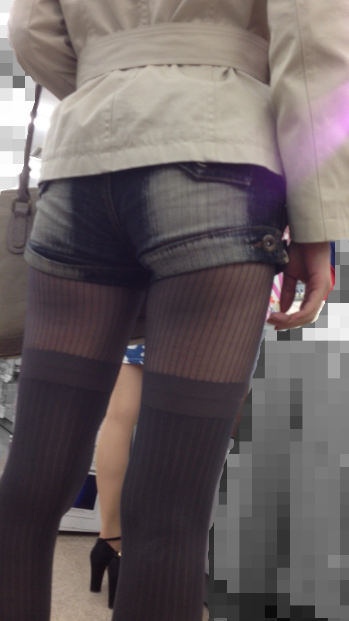 【美脚エロ画像】夏の日差しを受けて輝いて見えるショーパン女子の脚！