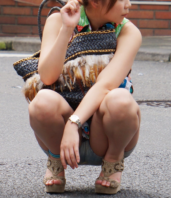 【美脚エロ画像】夏の日差しを受けて輝いて見えるショーパン女子の脚！