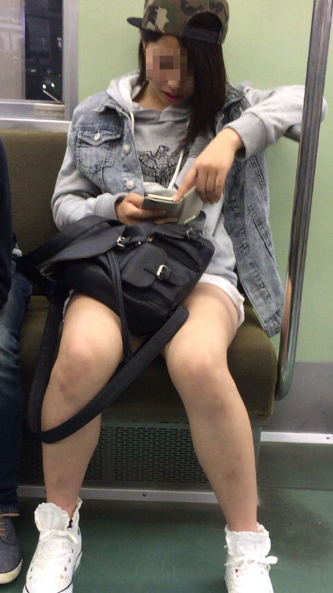 【美脚エロ画像】時には車通勤を控えて…電車の中の一際目立つ淑女の美脚！