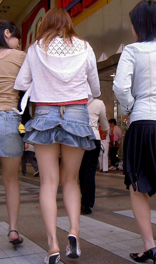 【美脚エロ画像】街出れば2秒で見つかる脚に自信持つミニスカ淑女たち！
