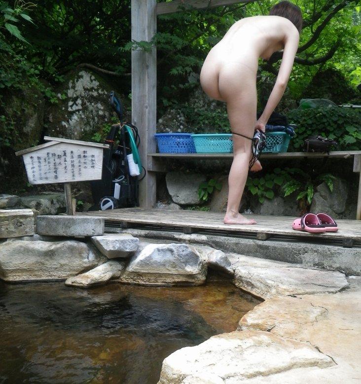 【入浴エロ画像】許された露出の場、露天風呂で裸身を癒やす淑女たち！