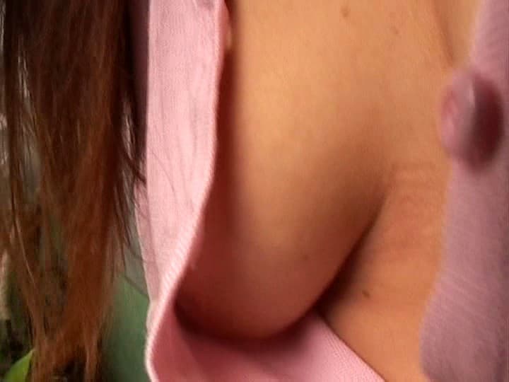 【胸チラエロ画像】なんて無防備な…乳先まで見えたノーブラ淑女たち！