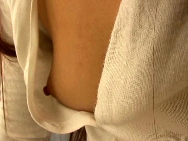 【胸チラエロ画像】なんて無防備な…乳先まで見えたノーブラ淑女たち！