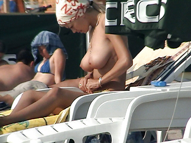 【海外エロ画像】気兼ねなく生乳見放題！トップレスビーチのたわわな巨乳美女たち！
