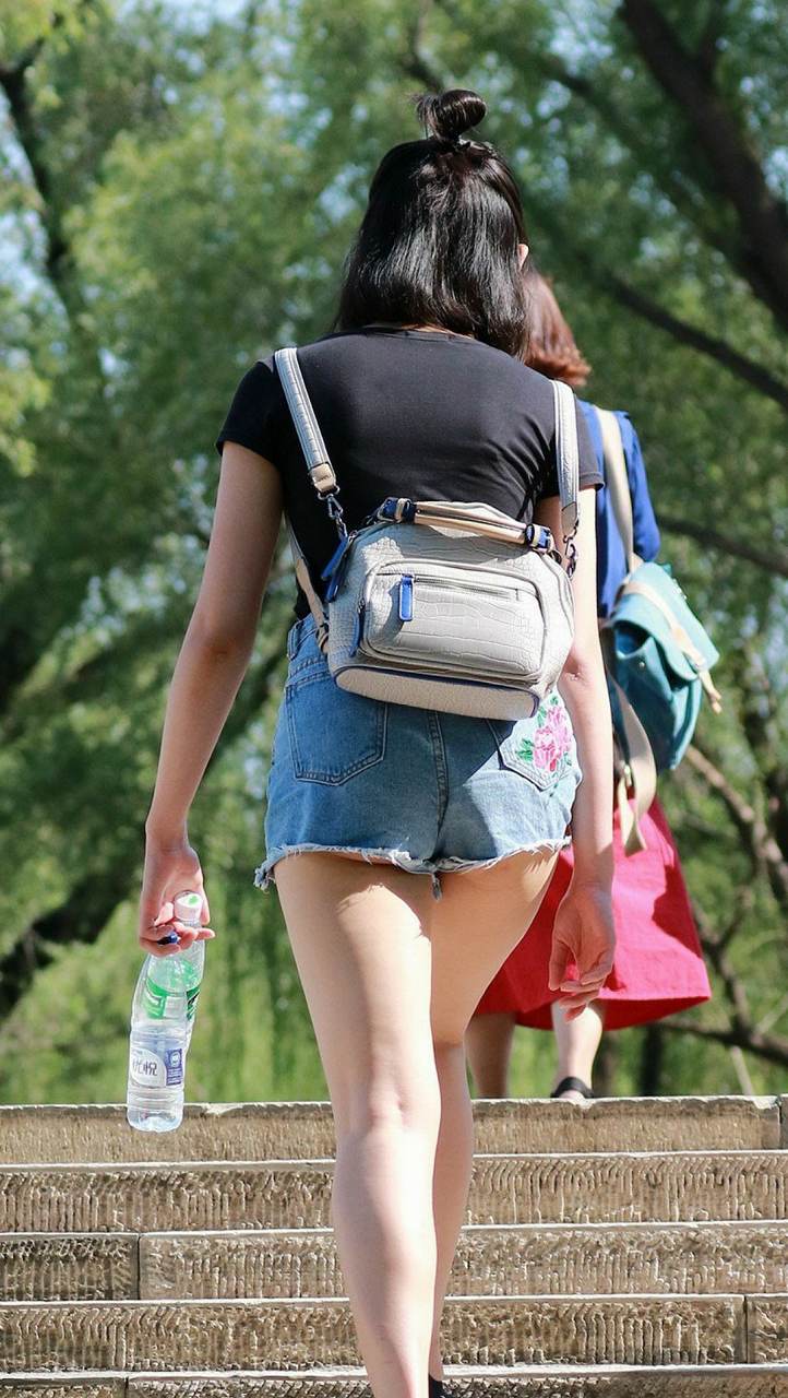 【着尻エロ画像】夏の暑さをよりアツく感じさせてくれるホットパンツ女子のハミ尻！
