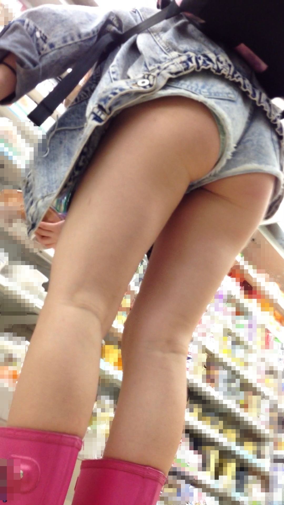 【着尻エロ画像】夏の暑さをよりアツく感じさせてくれるホットパンツ女子のハミ尻！