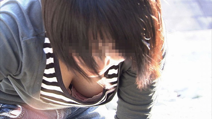 【胸チラエロ画像】街中で発見した胸チラしている女の子を盗撮したったｗｗ 12