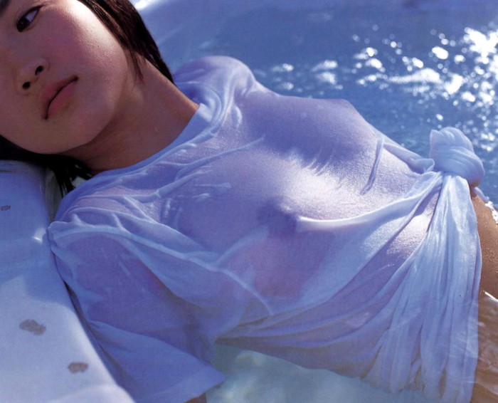 【濡れ透けエロ画像】水に濡れた着衣が思いっきり透けている女の子！
