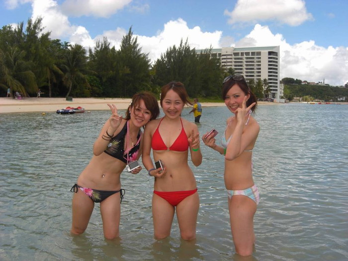 【素人水着エロ画像】夏のビーチやプールでの女の子たちの水着姿がまぶしすぎる！