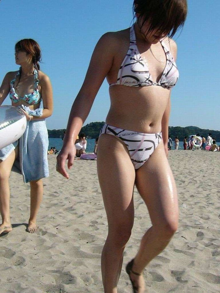 【素人水着エロ画像】夏のビーチやプールでの女の子たちの水着姿がまぶしすぎる！ 10