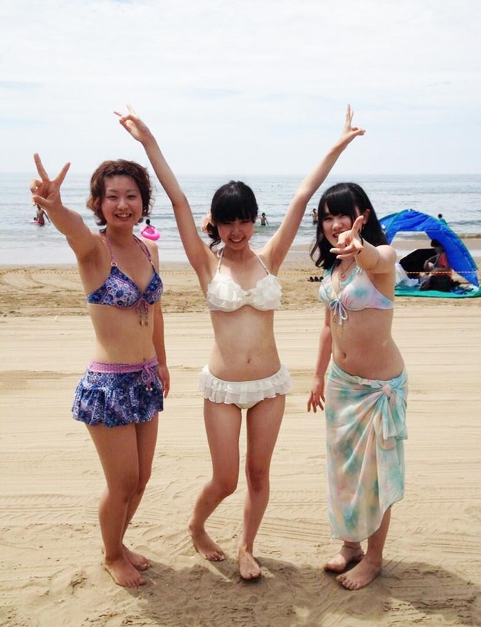 【素人水着エロ画像】夏のビーチやプールでの女の子たちの水着姿がまぶしすぎる！ 17