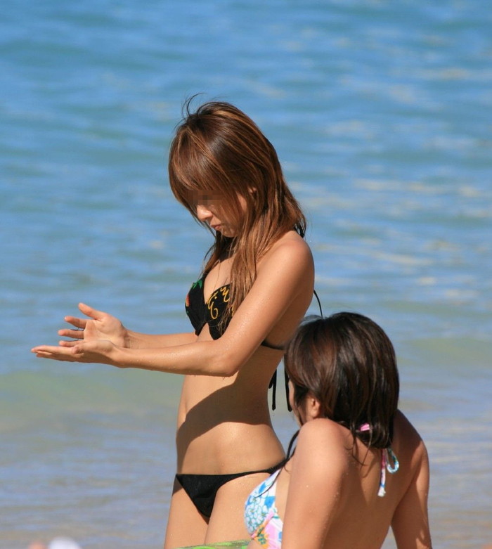 【素人水着エロ画像】夏のビーチやプールでの女の子たちの水着姿がまぶしすぎる！ 26