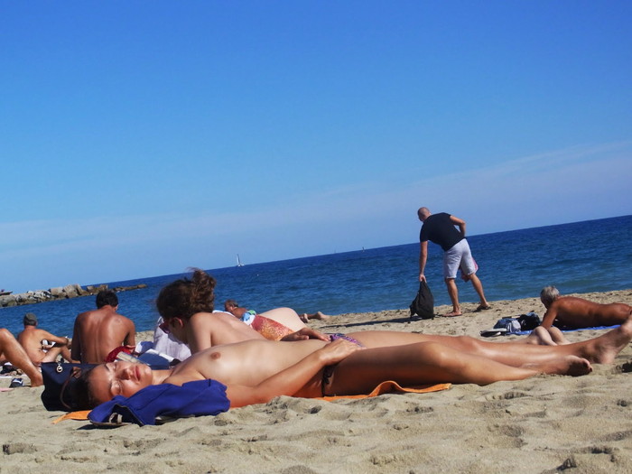 【ヌーディストビーチエロ画像】公衆の面前で裸体をさらすヌーディストたち！エロ過ぎるだろ！
