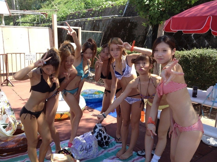 【素人水着エロ画像】素人娘たちのプールやビーチでの水着姿が生々しい！ 25