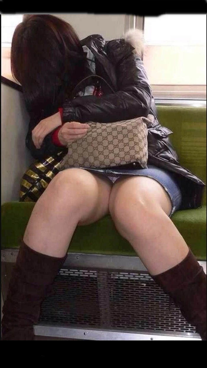 【電車内盗撮エロ画像】油断した女の子を電車内で盗撮しまくった結果ｗｗｗ 21