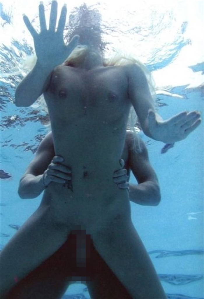 【水中セックスエロ画像】水中で合体している！？こんな状況下でもセックスしちゃうやつｗｗｗ 11