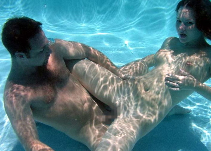 【水中セックスエロ画像】水中で合体している！？こんな状況下でもセックスしちゃうやつｗｗｗ 17