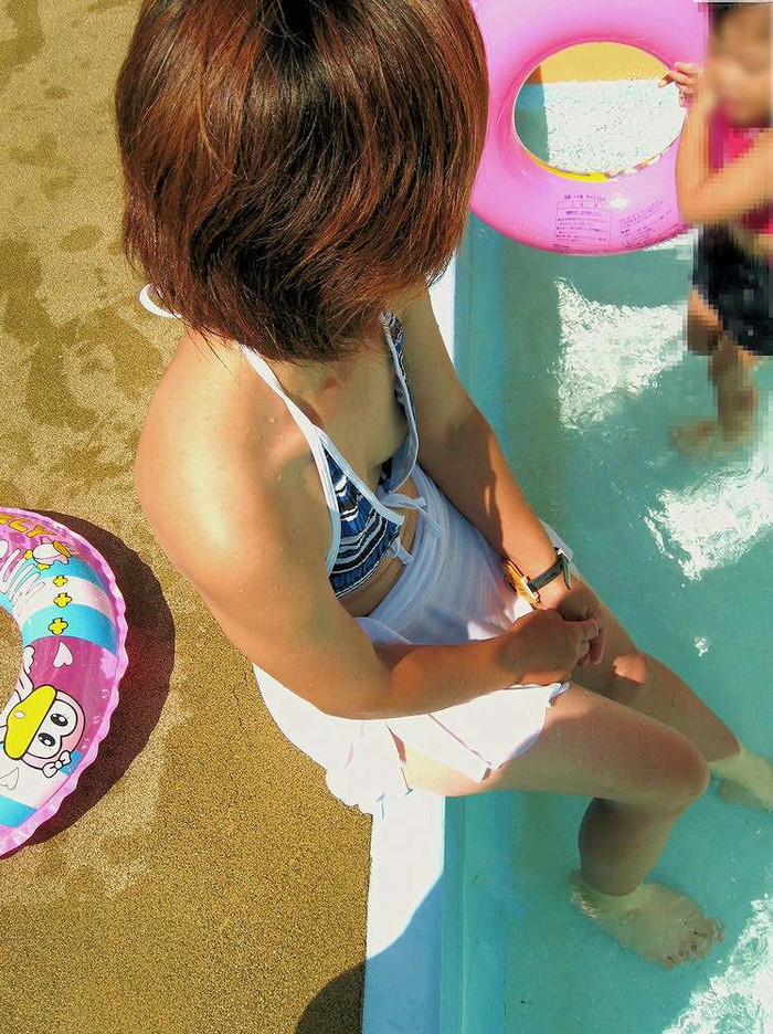 【水着ハプニングエロ画像】ビーチでプールでラッキーなハプニング！ｗｗｗ 05
