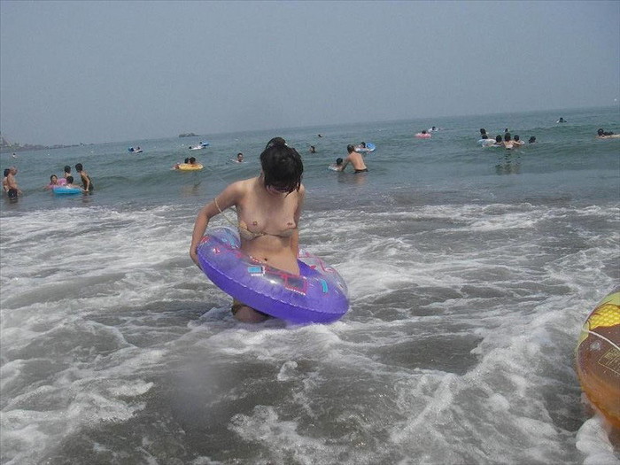【水着ハプニングエロ画像】ビーチでプールでラッキーなハプニング！ｗｗｗ 08