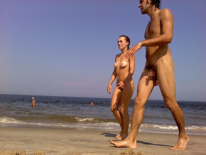 【ヌーディストビーチエロ画像】裸の女の子が見放題！まるで天国の様なビーチ！ 25