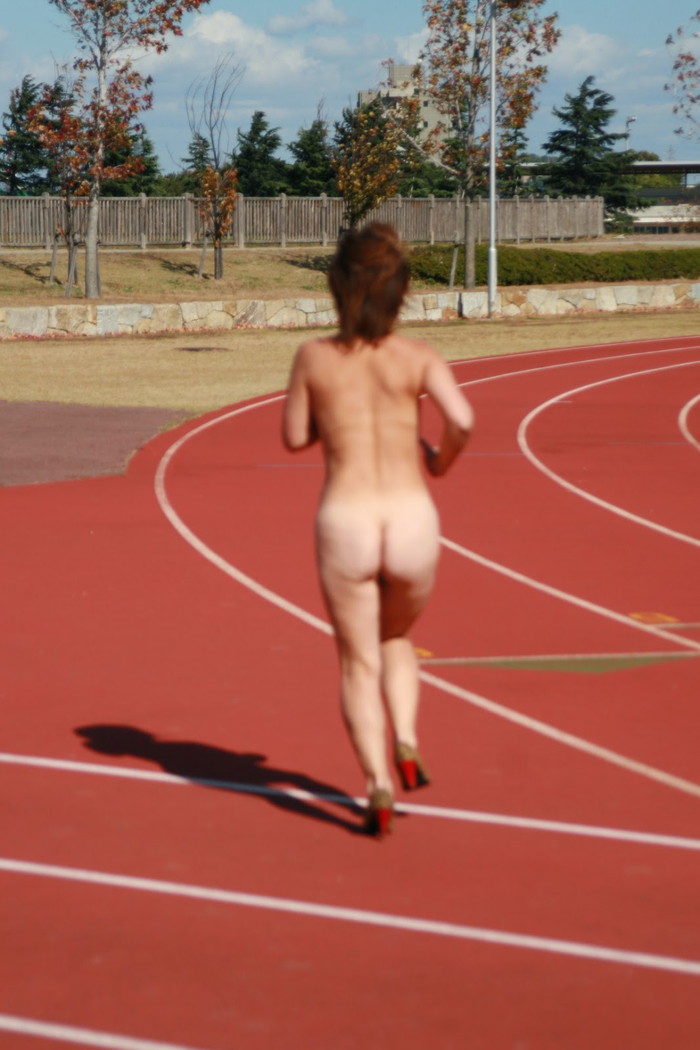 【全裸スポーツエロ画像】裸でスポーツする女の子ってめっちゃエロいな！勃起不可避！ 06
