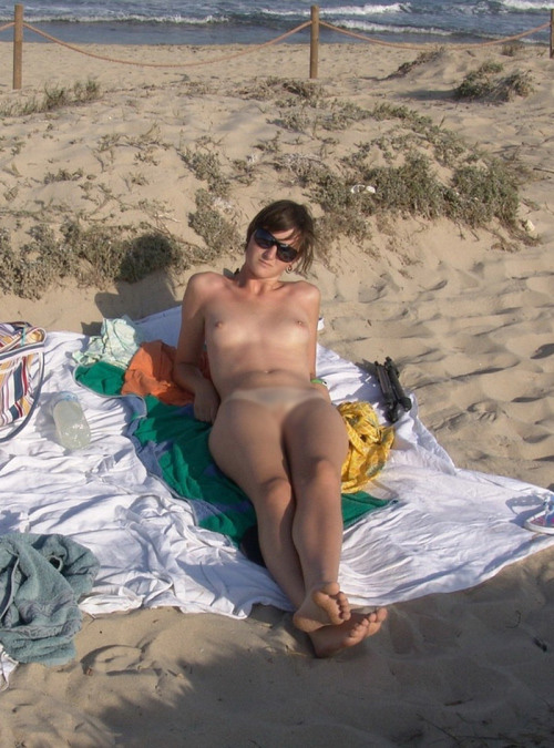 【ヌーディストビーチエロ画像】海外美女たちの裸に勃起不可避なヌーディストビーチ！ 12