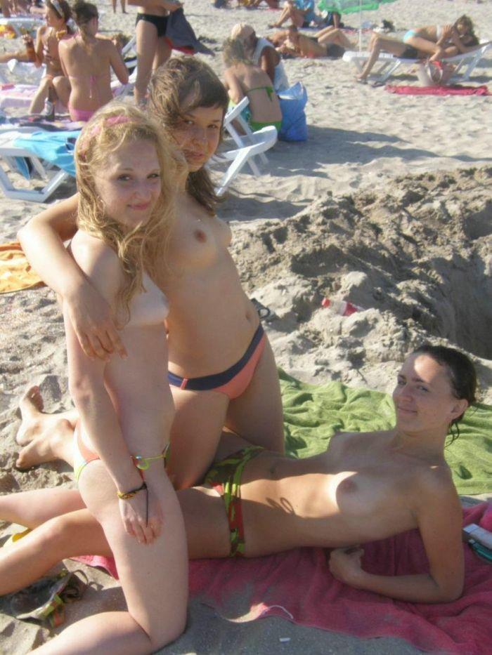 【ヌーディストビーチエロ画像】海外美女たちの裸に勃起不可避なヌーディストビーチ！ 21