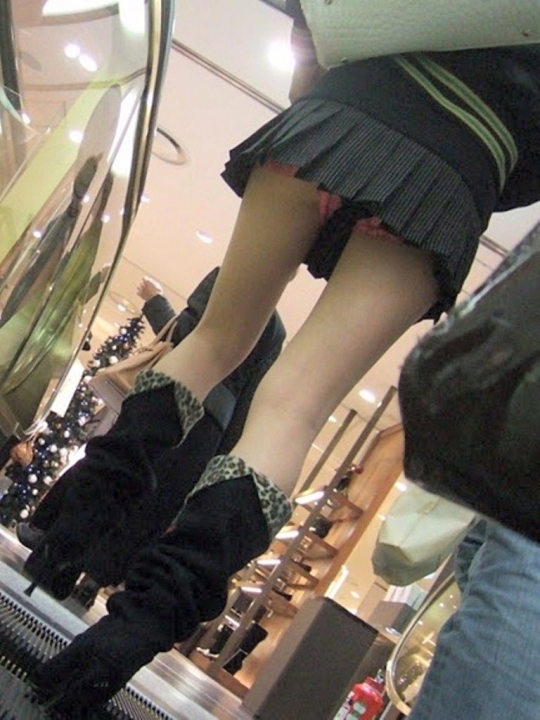 【ローアングルエロ画像】低い視線から女の子のスカートの中身を盗撮した結果ｗ 15