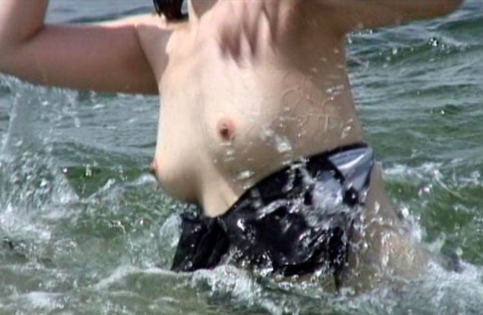 【水着事故エロ画像】水着の女の子たちがエロい事故に陥ったってマジ！？ 03