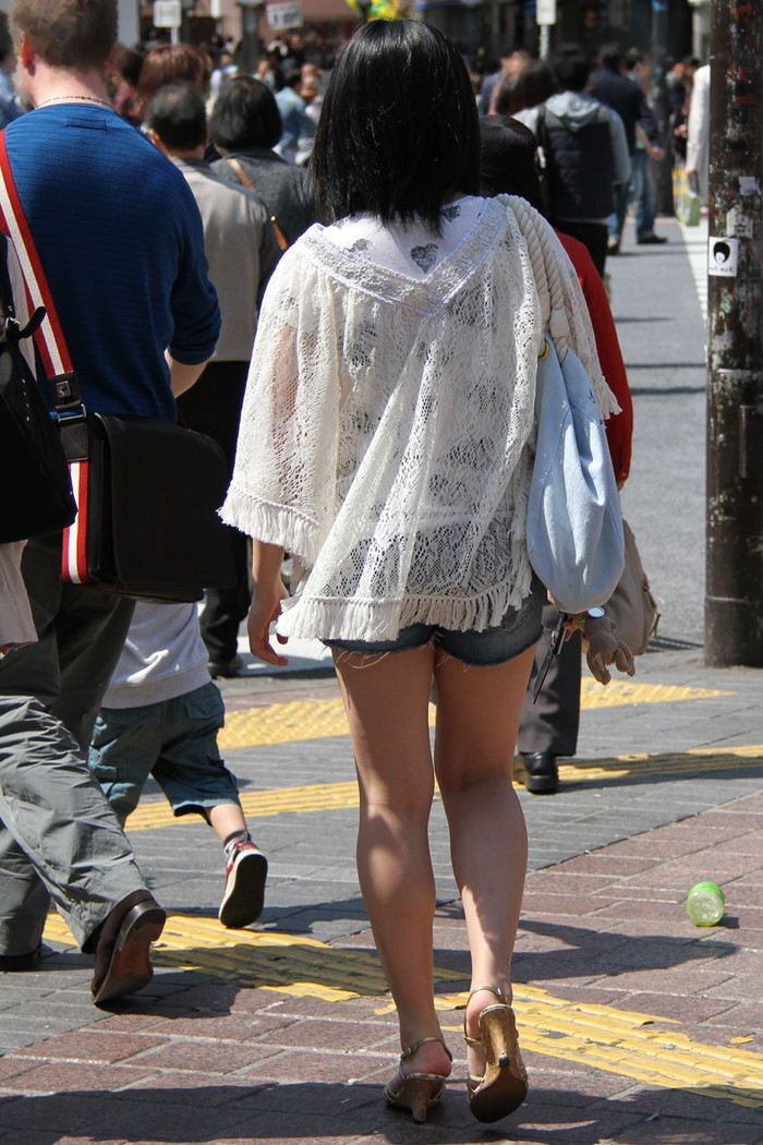 【ホットパンツエロ画像】ホットパンツを着用して街中を歩く素人娘に勃起したｗ 02
