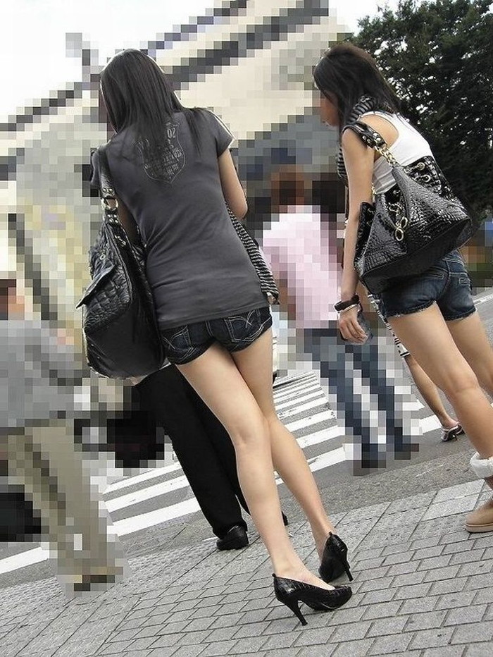 【ホットパンツエロ画像】ホットパンツを着用して街中を歩く素人娘に勃起したｗ 11