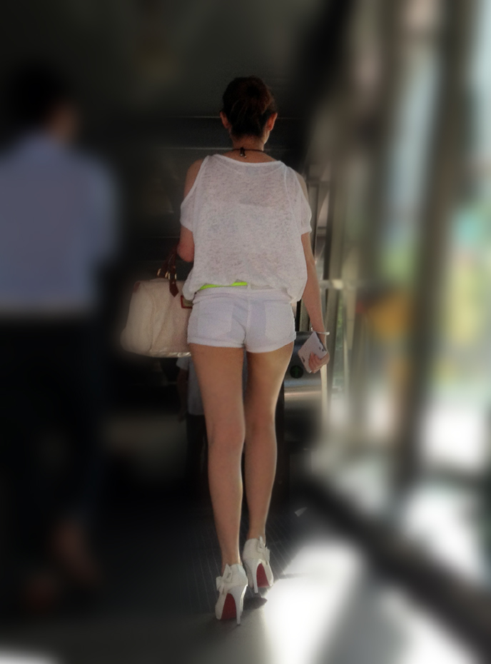 【ホットパンツエロ画像】ホットパンツを着用して街中を歩く素人娘に勃起したｗ 17