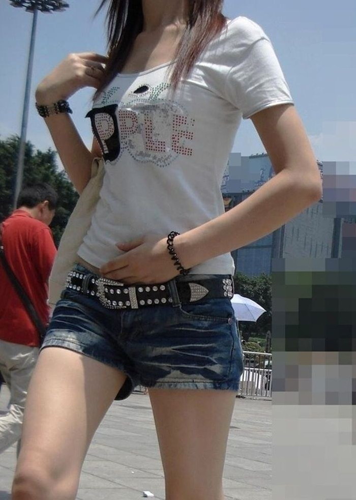 【ホットパンツエロ画像】ホットパンツを着用して街中を歩く素人娘に勃起したｗ 18