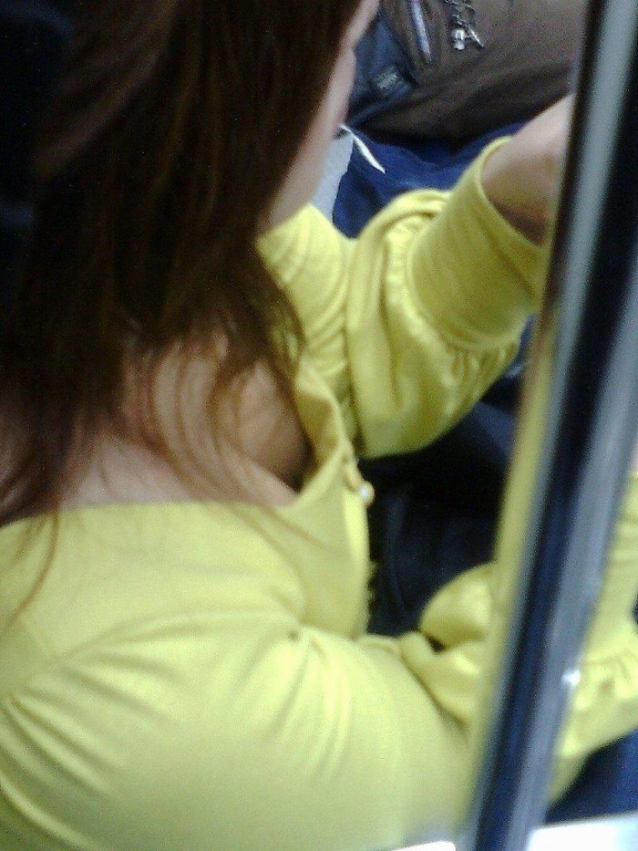 【電車内胸チラエロ画像】電車内で油断した素人娘の胸元を隠し撮りしたったｗｗ 03