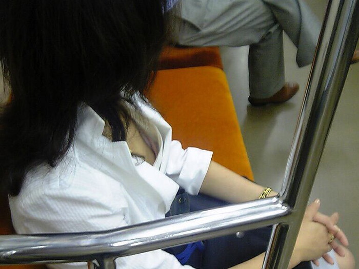 【電車内胸チラエロ画像】電車内で油断した素人娘の胸元を隠し撮りしたったｗｗ 06