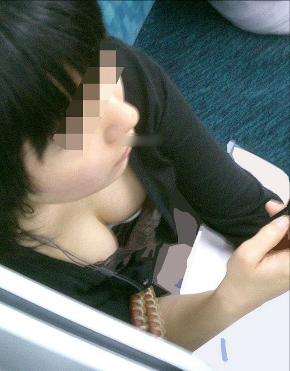 【電車内胸チラエロ画像】電車内で油断した素人娘の胸元を隠し撮りしたったｗｗ 08