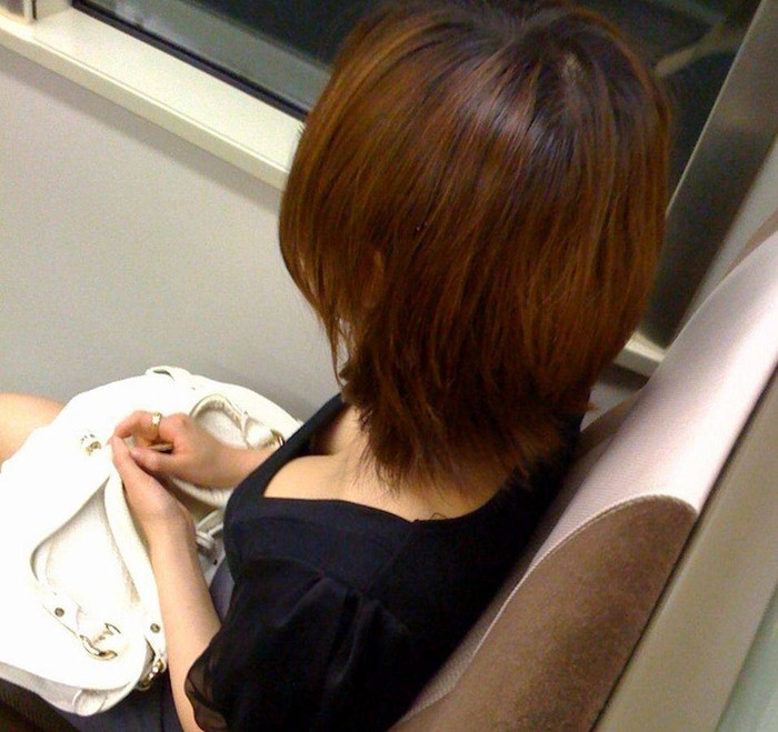 【電車内胸チラエロ画像】電車内で油断した素人娘の胸元を隠し撮りしたったｗｗ 16