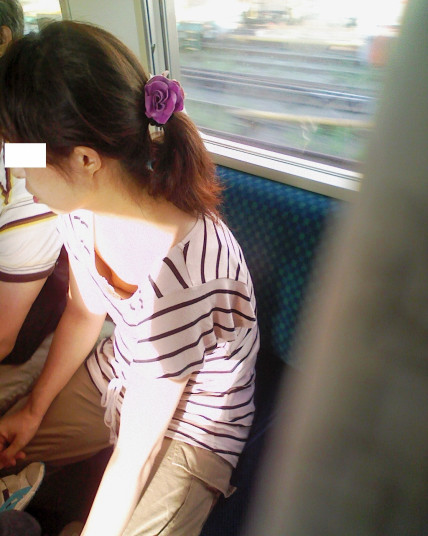 【電車内胸チラエロ画像】電車内で油断した素人娘の胸元を隠し撮りしたったｗｗ 20