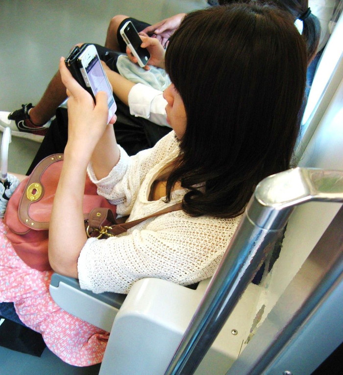 【電車内胸チラエロ画像】電車内で油断した素人娘の胸元を隠し撮りしたったｗｗ 22