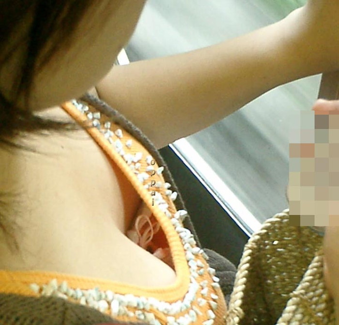 【電車内胸チラエロ画像】電車内で油断した素人娘の胸元を隠し撮りしたったｗｗ 23