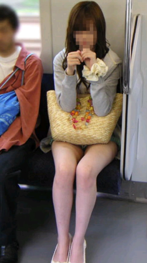 【対面パンチラエロ画像】電車内で対面に座った女の股間が気になって仕方ないｗｗ 17