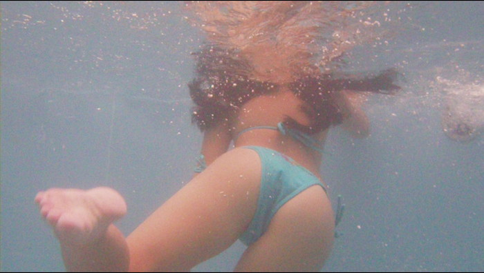 【水中盗撮エロ画像】プールで水の中を水中カメラで盗撮した結果！ここは天国か！？