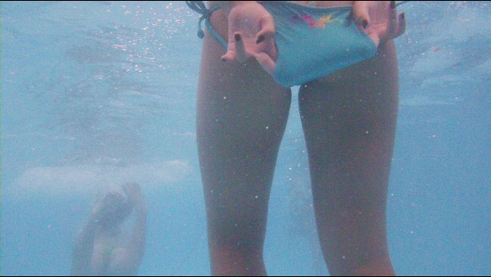 【水中盗撮エロ画像】プールで水の中を水中カメラで盗撮した結果！ここは天国か！？ 03