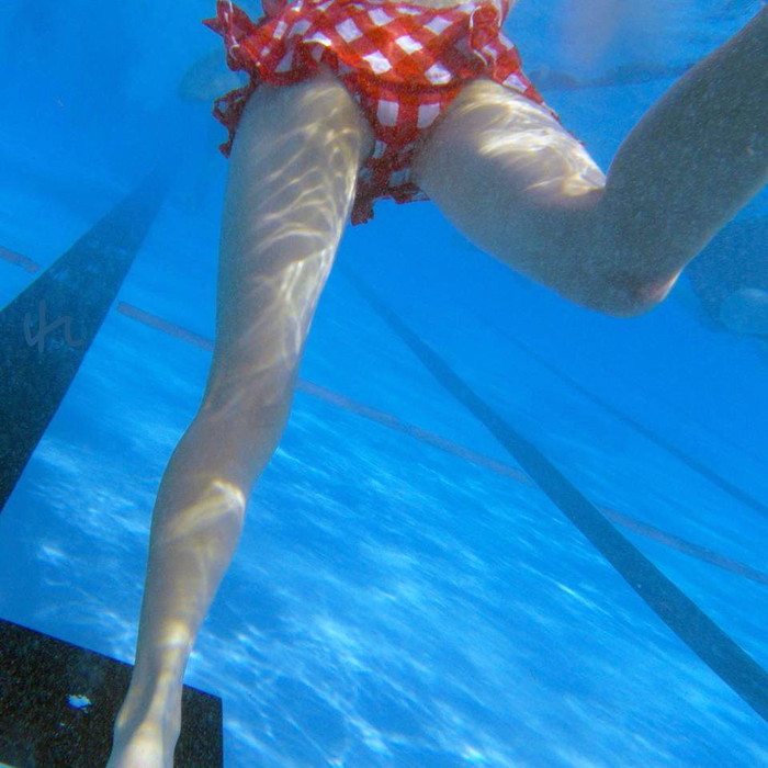 【水中盗撮エロ画像】プールで水の中を水中カメラで盗撮した結果！ここは天国か！？ 07