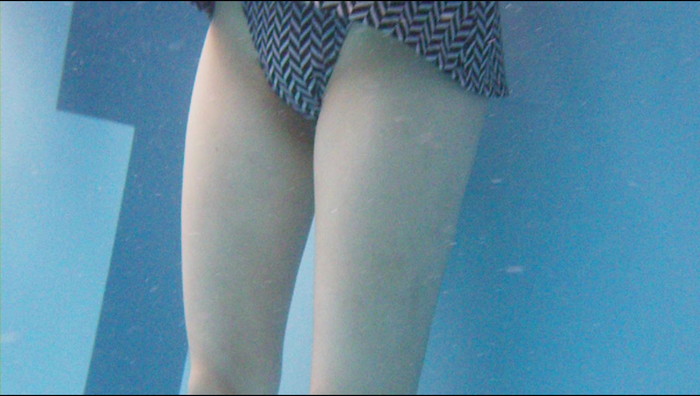 【水中盗撮エロ画像】プールで水の中を水中カメラで盗撮した結果！ここは天国か！？ 08