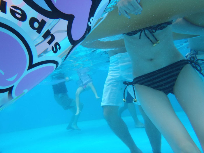 【水中盗撮エロ画像】プールで水の中を水中カメラで盗撮した結果！ここは天国か！？ 16
