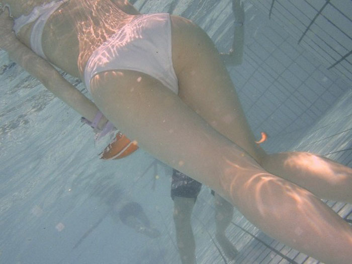 【水中盗撮エロ画像】プールで水の中を水中カメラで盗撮した結果！ここは天国か！？ 22
